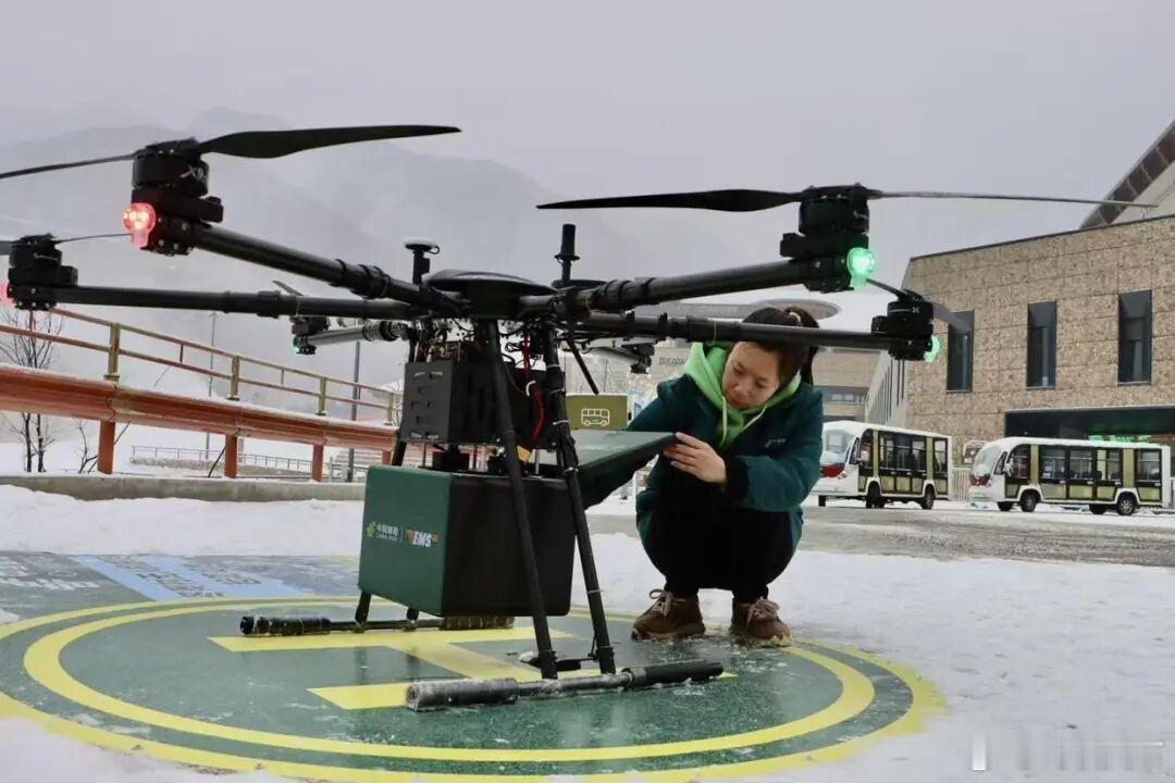 大雪纷飞的北京延庆张山营镇邮政所内，一架搭载20余份快递和报刊的物流无人机缓缓升
