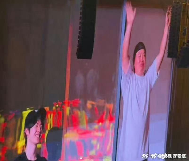 阎鹤祥黄誉博来看TOP演唱会了阎鹤祥和黄誉博现身TOP演唱会 阎鹤祥黄誉博结伴来
