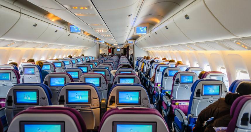来自英国的一位妇人日前与丈夫搭乘英国「Jet2航空」前往意大利罗马度假，不料她却