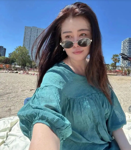 【#58岁王祖贤晒素颜自拍被赞状态好#，#王祖贤曾因面部僵硬被质疑医美过度#】7