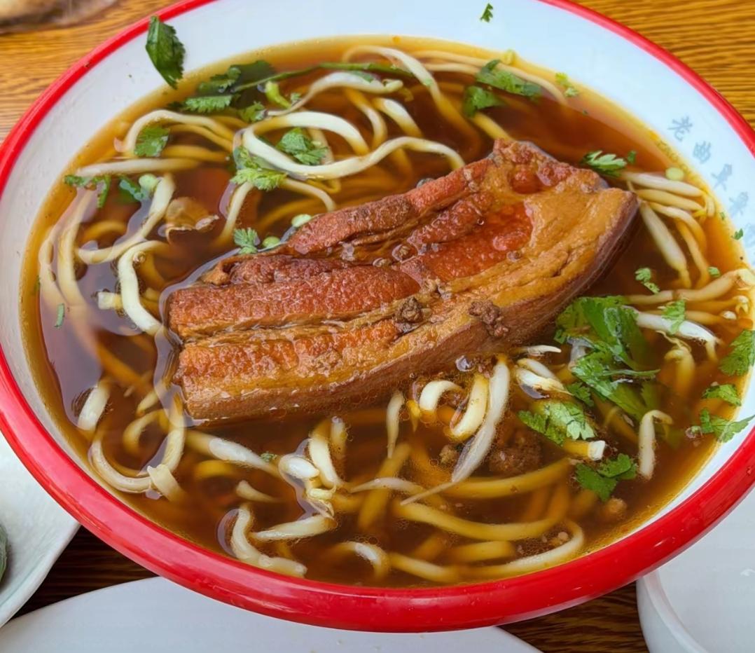 一碗汤面，暖心暖胃。这一碗🥣12员，你们说贵吗？正宗把子肉🥩是哪里呢？坐标山
