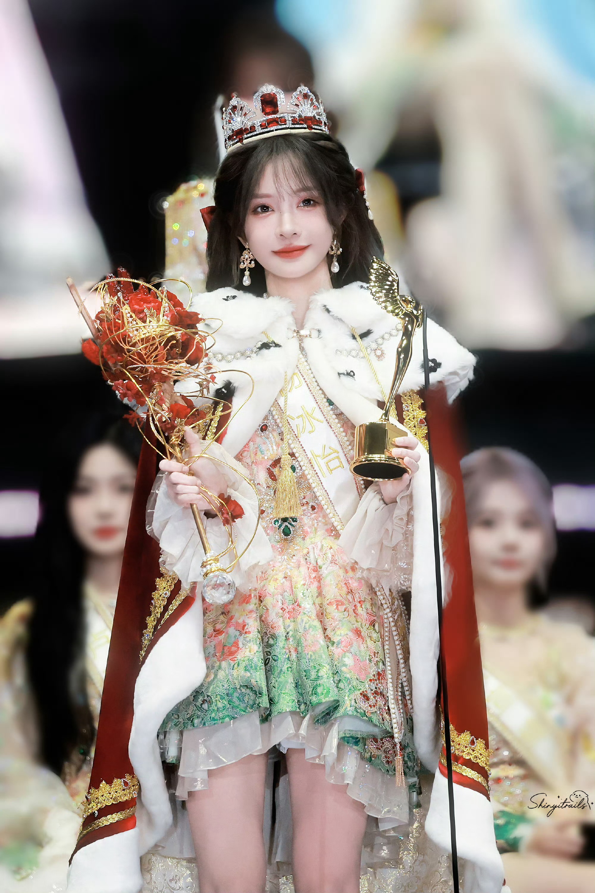 有一说丝芭你能不能开个卖衣服的店…每一套都踩在了我心上啊，去年刷的杨冰怡夺冠的时