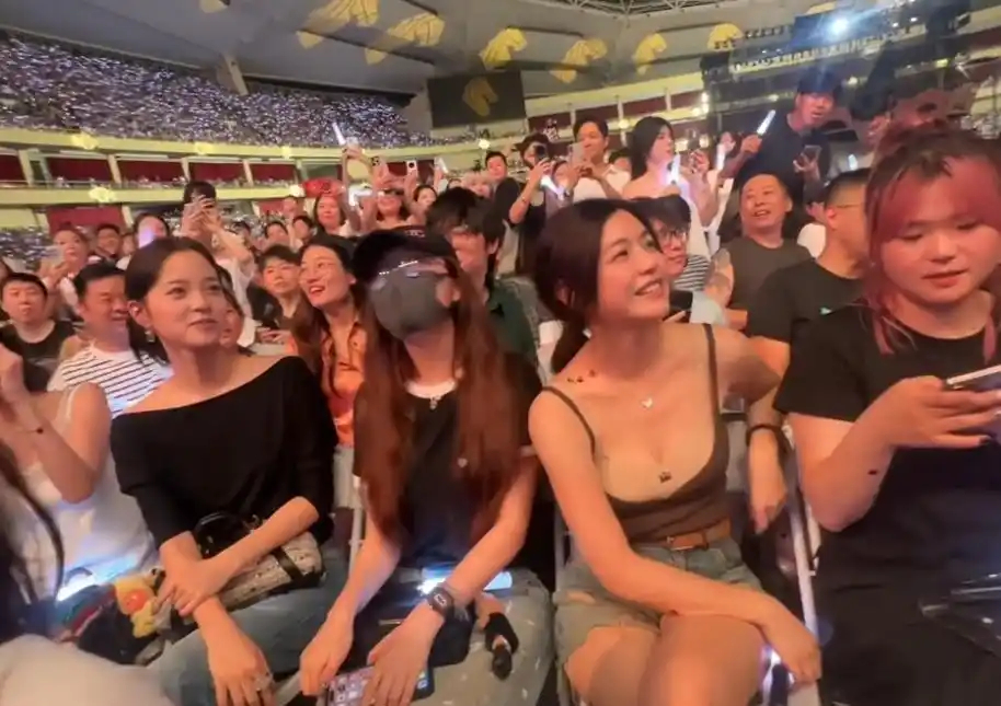 陈妍希现身李荣浩演唱会，比以前穿搭大胆多了！ ​​​
