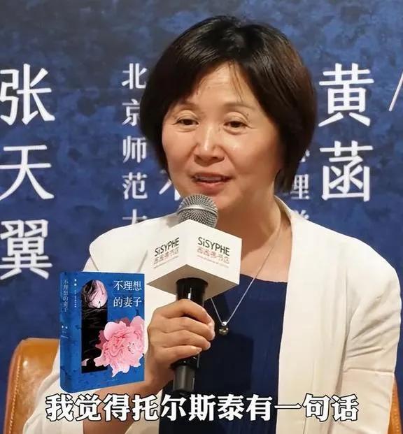 黄菡因《非诚勿扰》成名，同样说起《非诚勿扰》，首先想到的必是黄菡老师。

《非诚