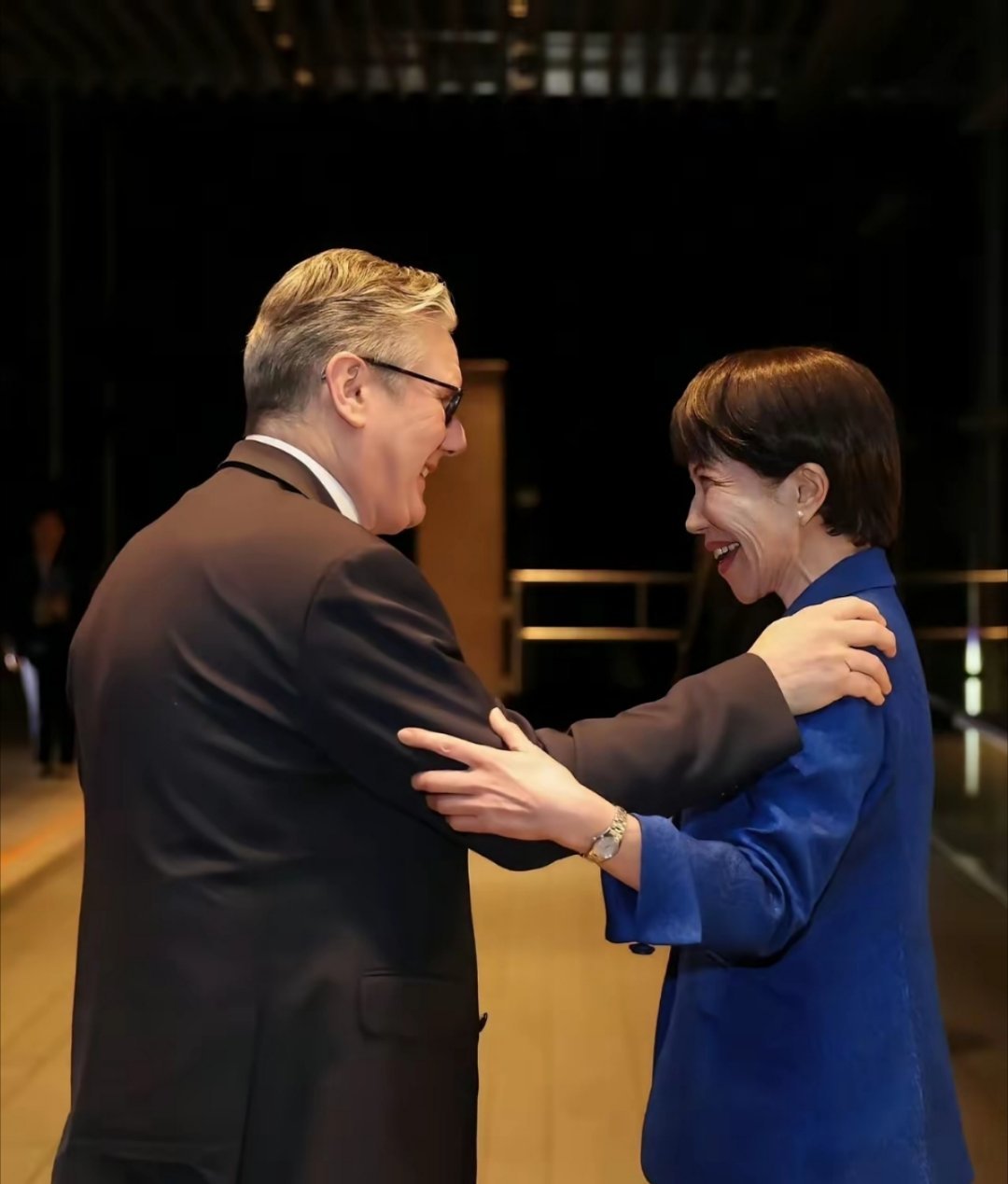 斯塔默闪电访日，和高市早苗谈完经济防务、吃完晚宴，仅开10分钟记者会，只提国际法