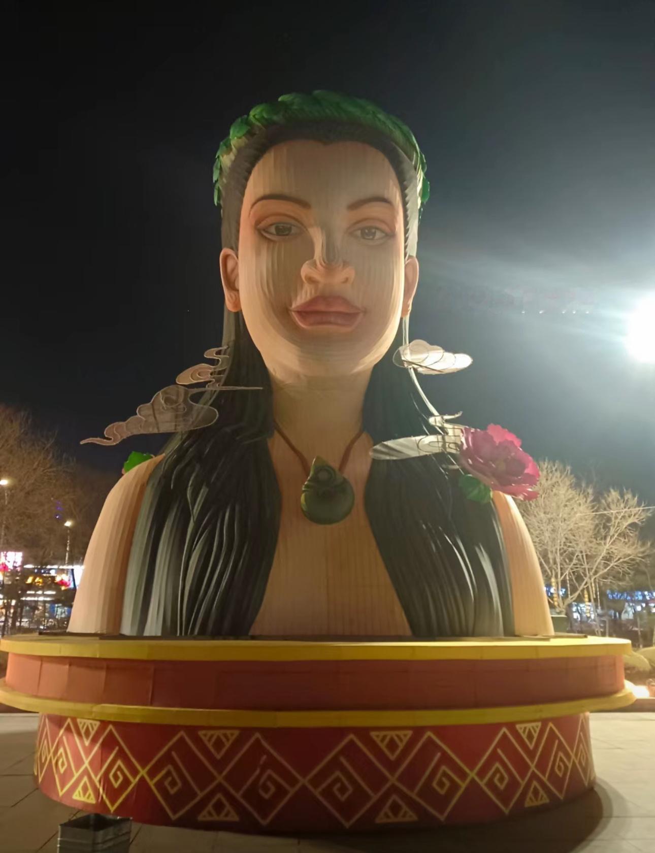 辽宁朝阳的春节女神灯塑……怎么有点像辣一辣[揣手] 