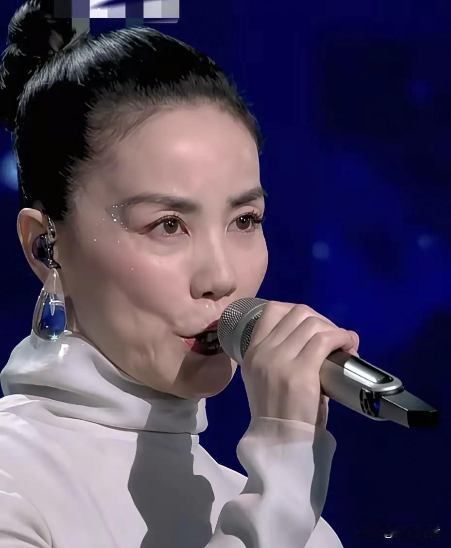 王菲的唱歌状态无疑是这次春晚最受争议的话题。其实56岁的王菲再过几年就迈入老年人