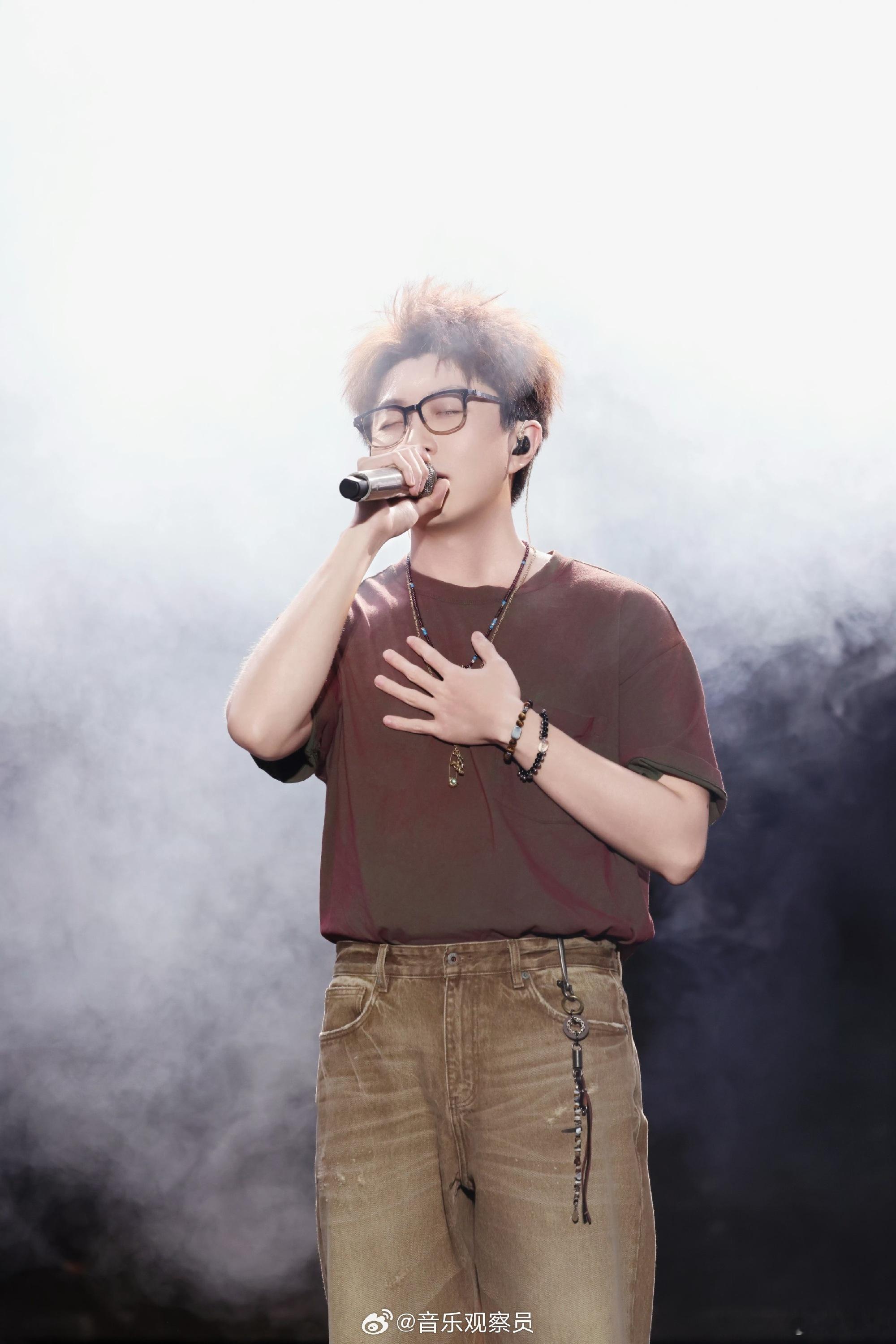 毛不易最懂怎么唱哭你他从来不会刻意制造泪点，只是静静开口轻声吟唱，一荤一素勾起对