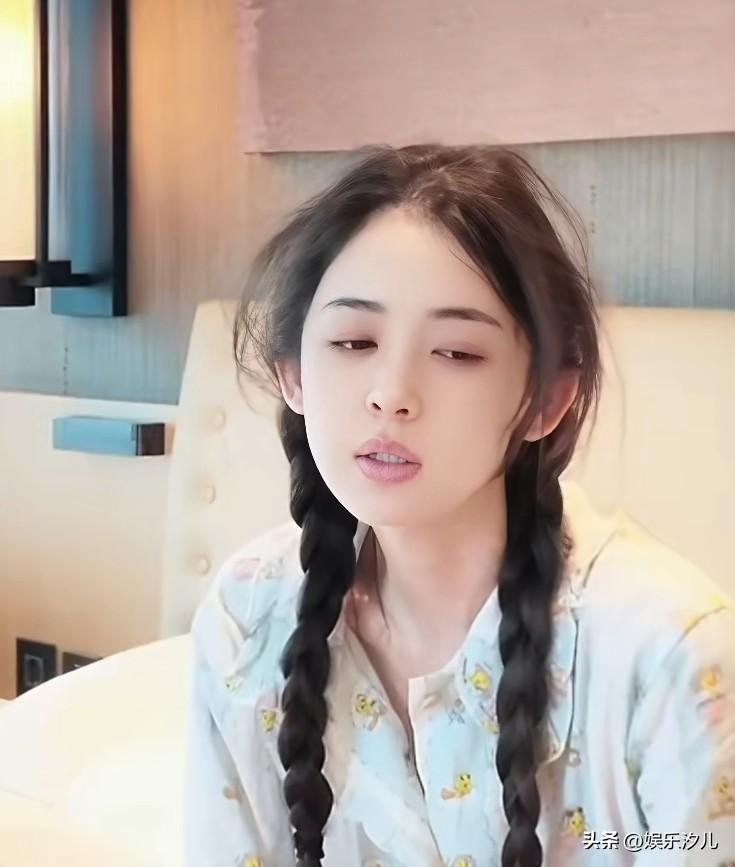 娜扎刚睡醒的样子


娜扎刚睡醒头发乱糟糟，无精打采样子[捂脸]，是不是非常可爱