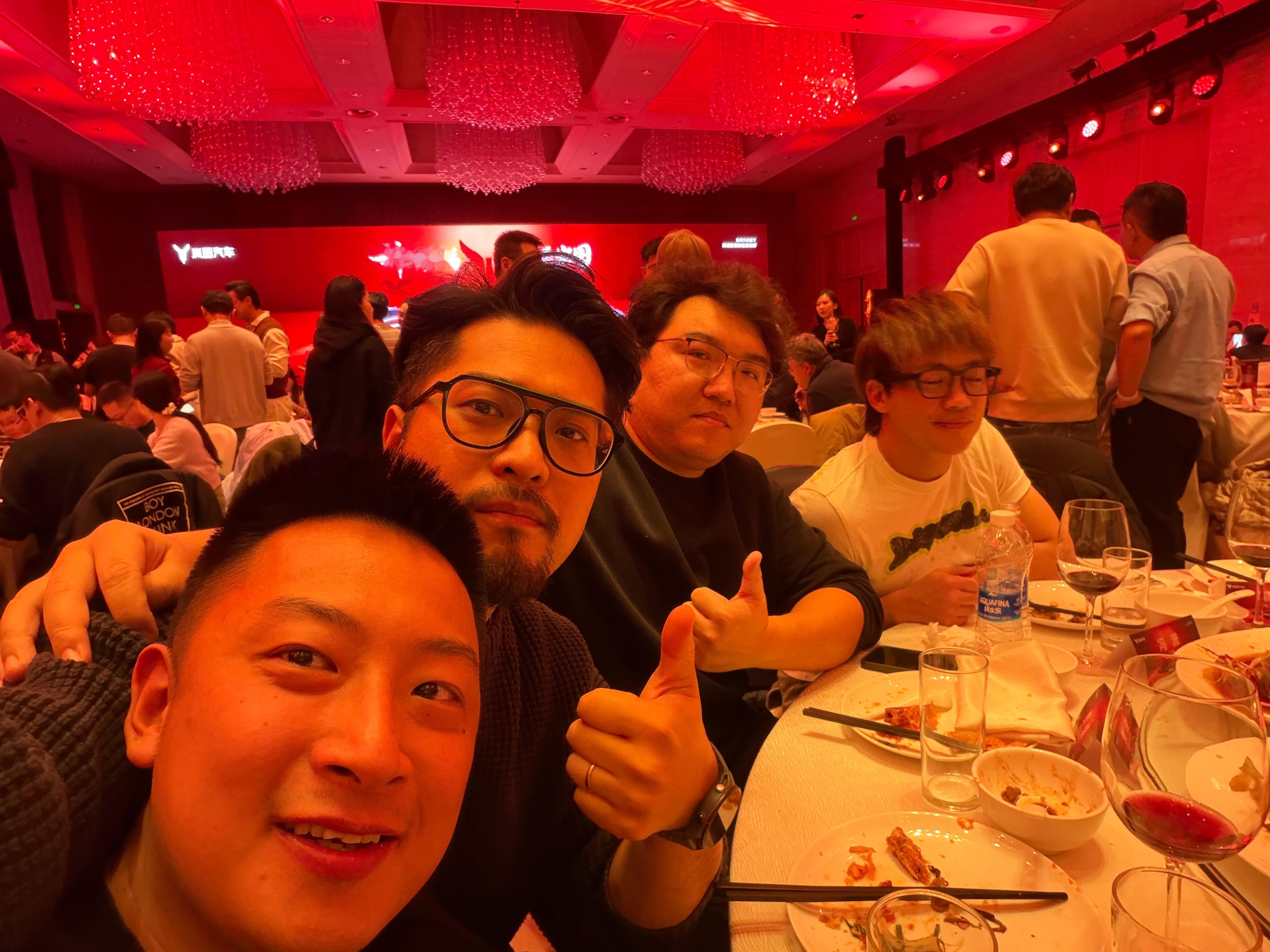 我发现了，别人都在聊天，就我们 4 个一顿猛搂，真的就是来吃席的 