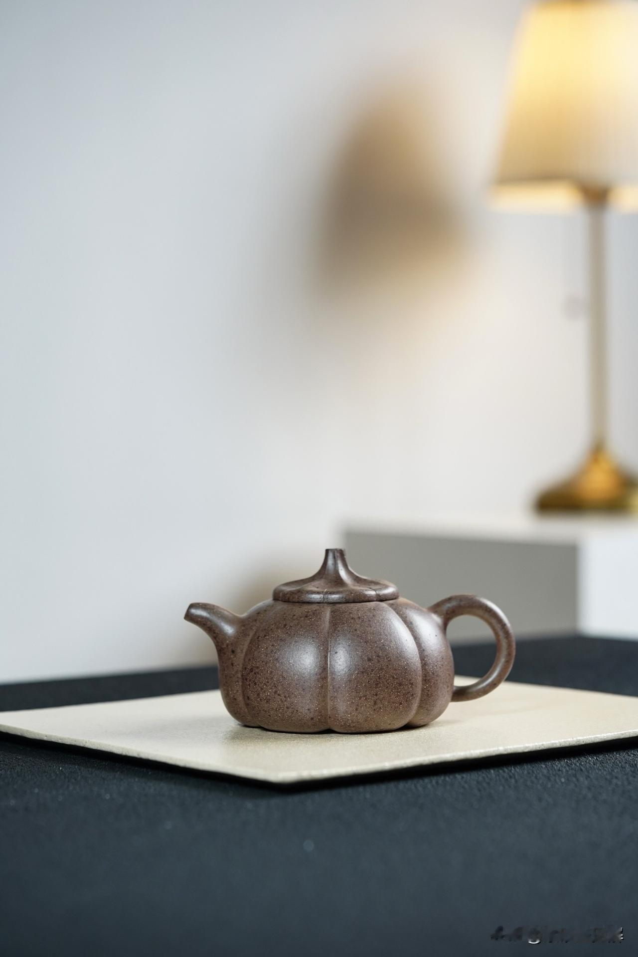 不宜放在灰尘多的地方
避免放在灰尘多之处,存放茶壶时，避免放在油烟、灰尘过多的地