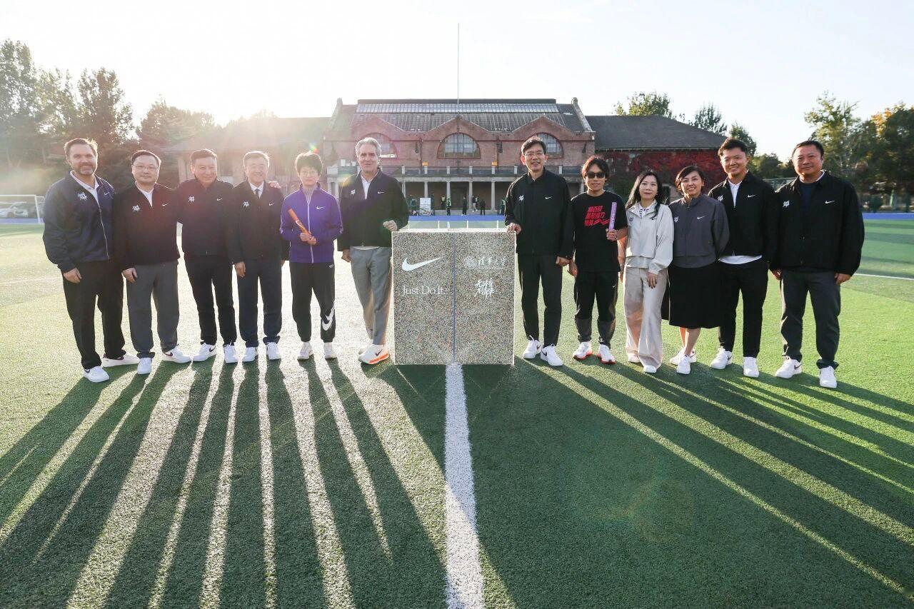 耐克集团总裁兼首席执行官贺雁峰到访清华大学，与清华大学校长李路明共同出席清华大学