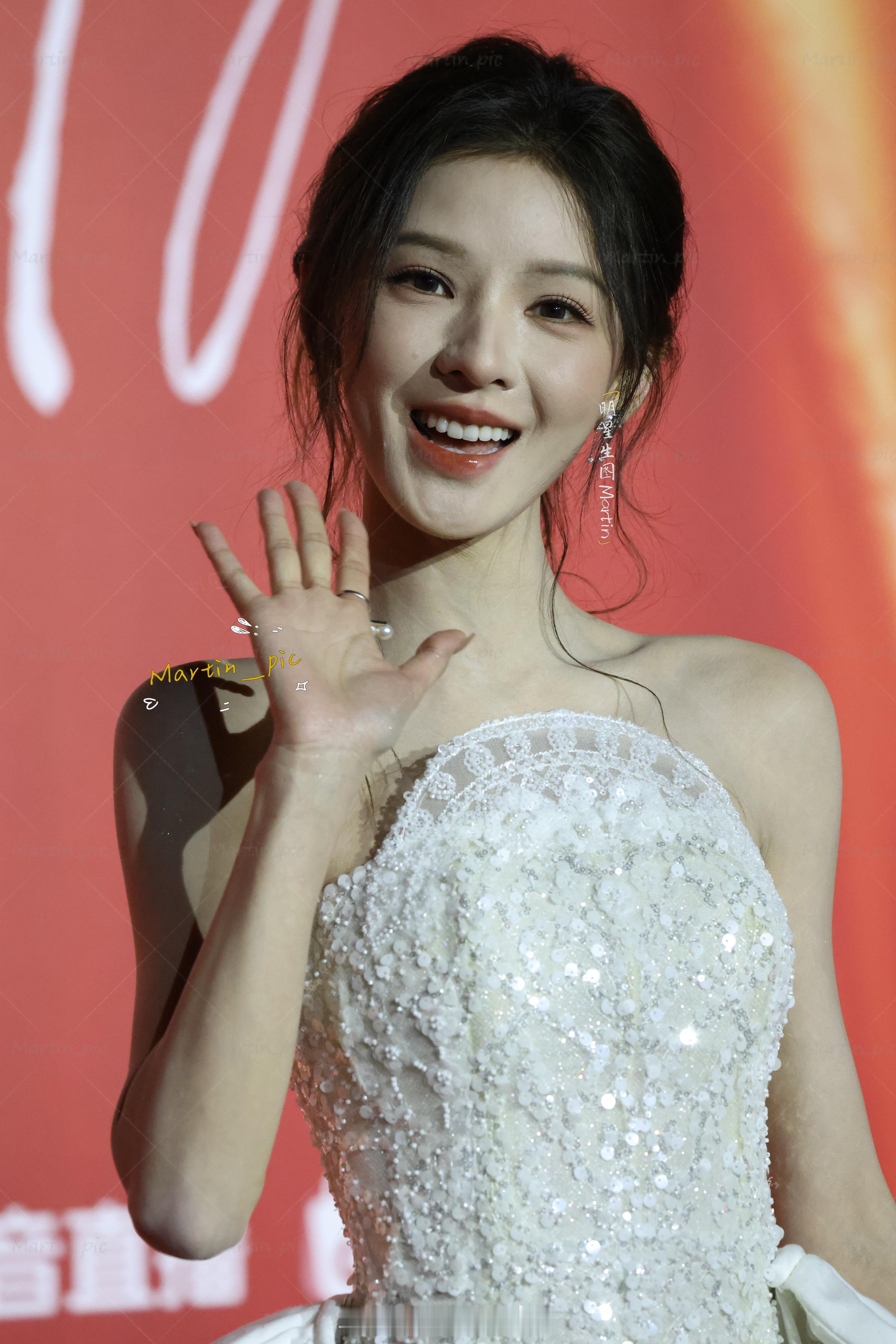 张予曦[超话] 张予曦精品流光盛典红毯生图发送一个打招呼的超甜超美阿瓜！！！[好