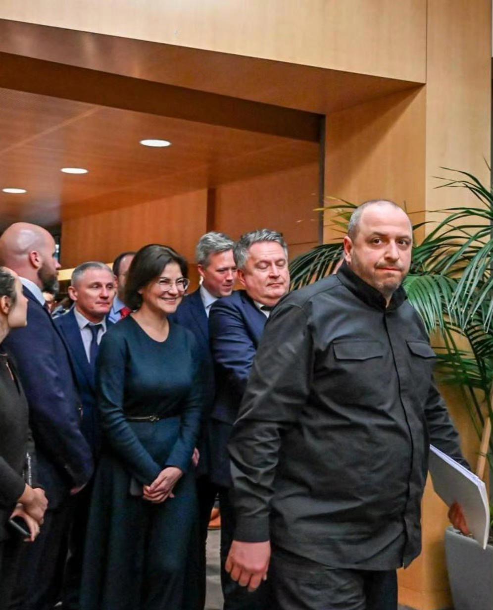 在日内瓦与美国代表团谈判时，乌克兰代表乌梅罗夫情绪激动，当场折断了一支笔。

这