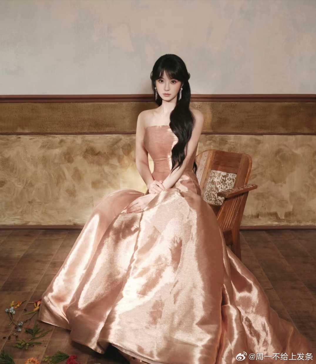 田曦薇 今日份甜妹暴击✨ 梨涡浅笑、眉眼灵动，每一帧都像从童话里走出来，干净又治