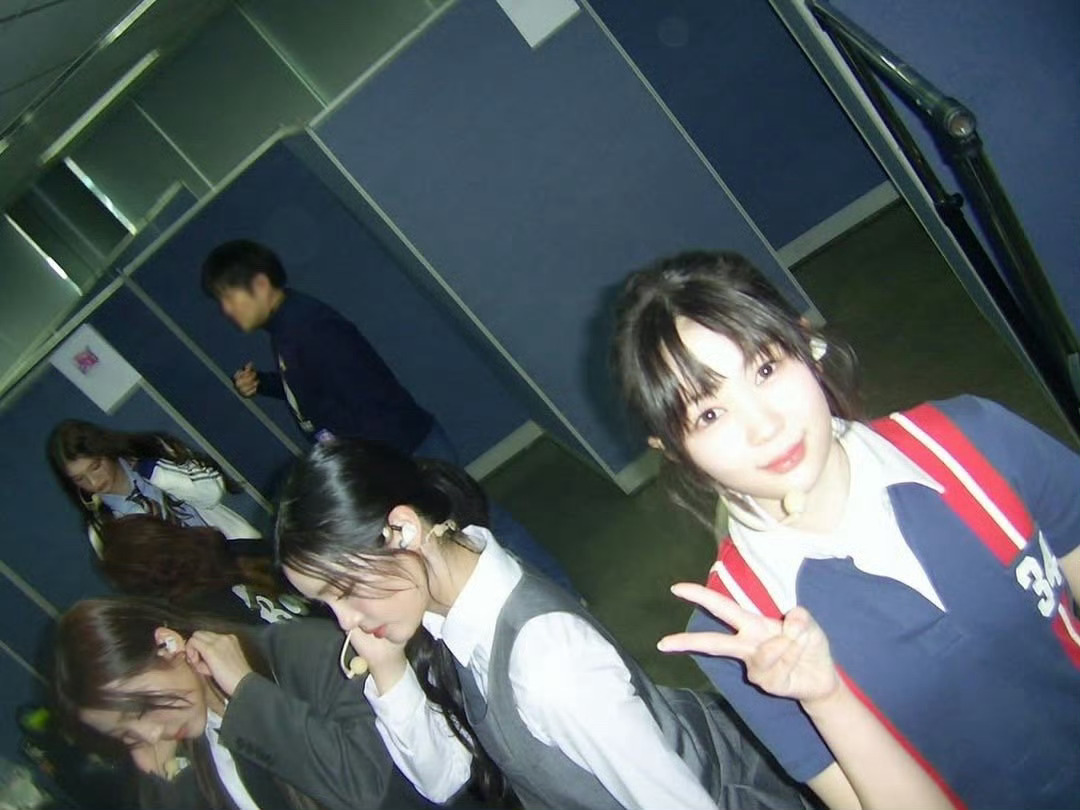那个打开相机就喜欢比耶的女同学 