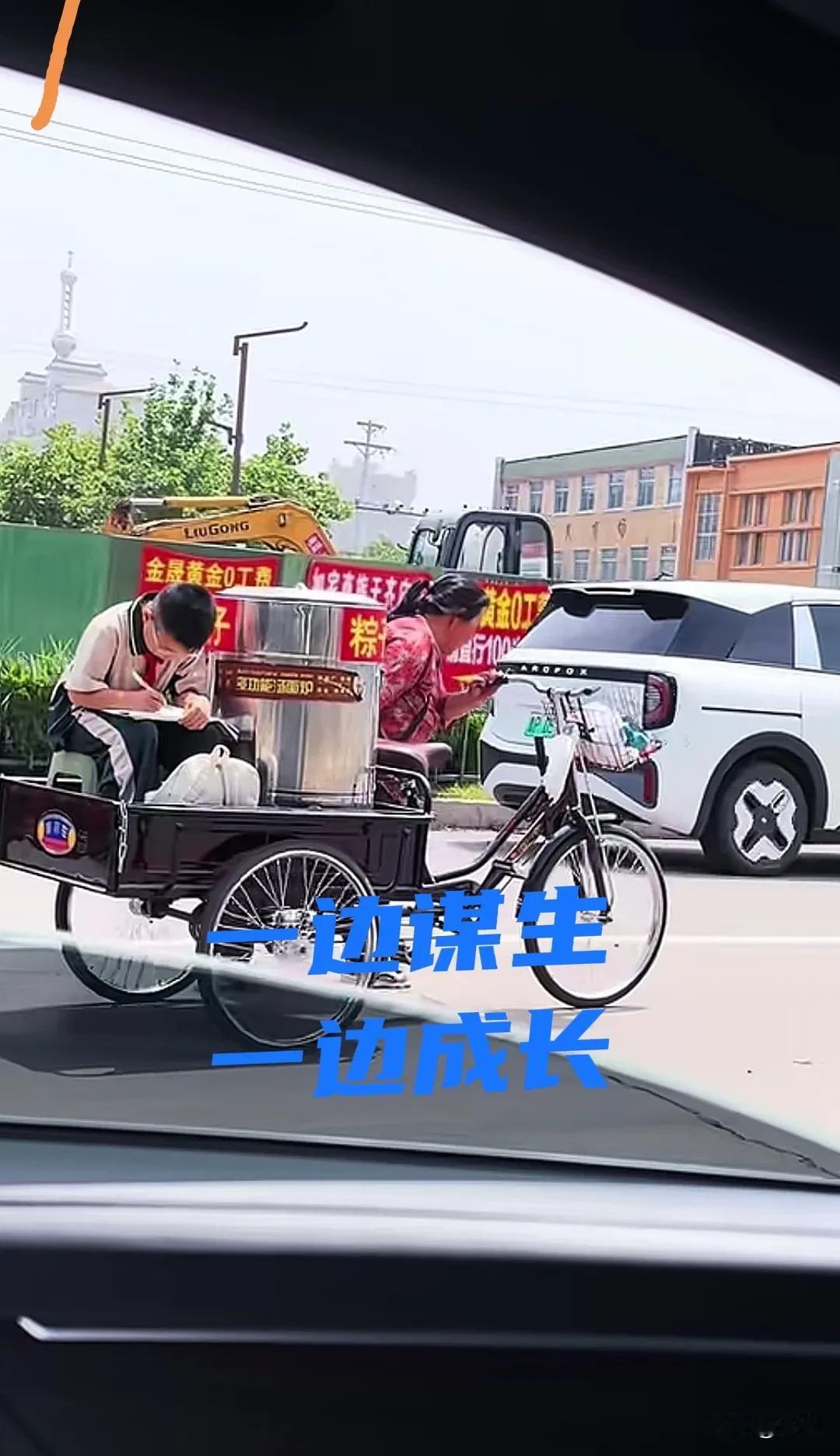 一边谋生，一边成长，便是平凡生活里最动人的光芒。
偶然刷到这一幕，瞬间破防。
 