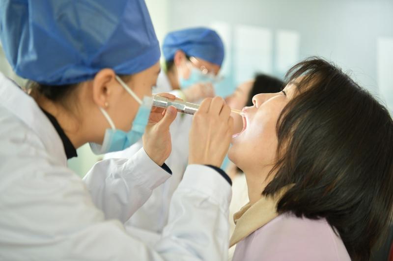 今天，医生的一番话让我对教师的职业有了更清晰的认识。
这几天脖子特别不舒服，去医