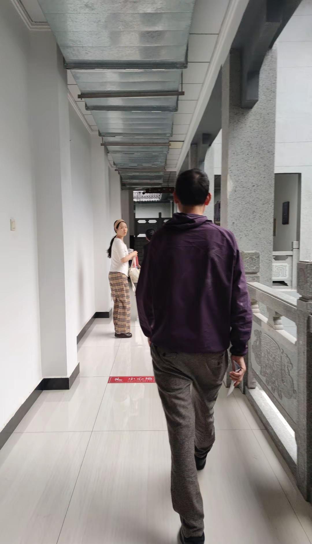 一家三口在博物馆吵吵闹闹、蹦蹦跳跳、还大模大样抽烟🚬……多次温柔提醒劝解无效后