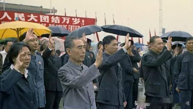 身患癌症的周总理雨中送行法国总统蓬皮杜坚持不打伞，令人泪目。
蓬皮杜登机时拒绝