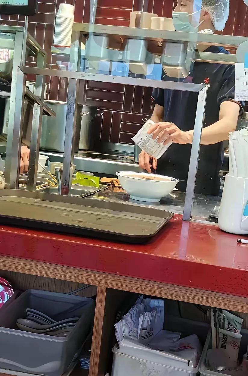 据说这是“某见小面”的后厨，这灵动飘逸的姿势为什么总让人想起西贝呢？不知道西贝现