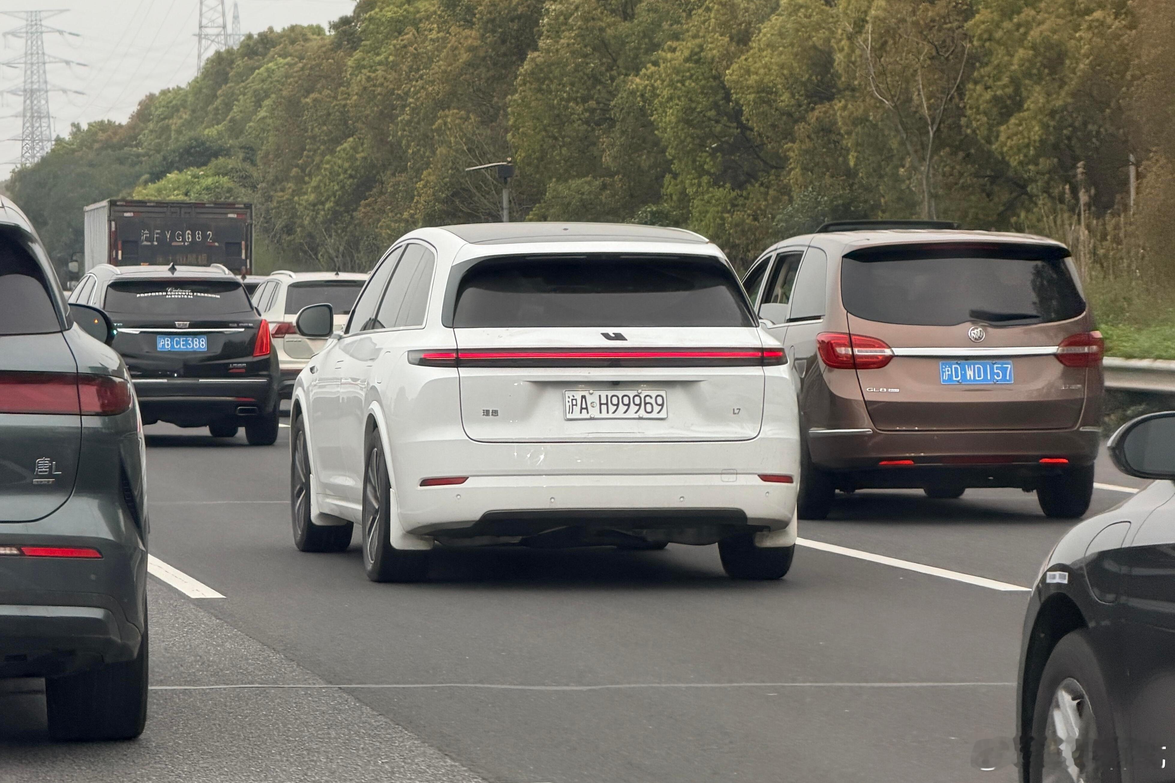 多地新能源车牌绿色变白色虽然新能源车牌的渐变绿色不是很好看，但你私自改成白色，属