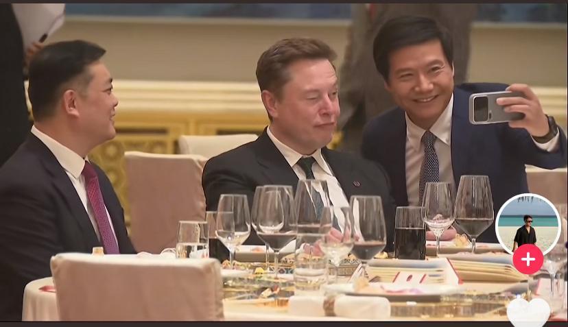 看马斯克的表情，太逗了，他知道是同行竞争者，说不出的滋味！再看雷总的动作与表情，