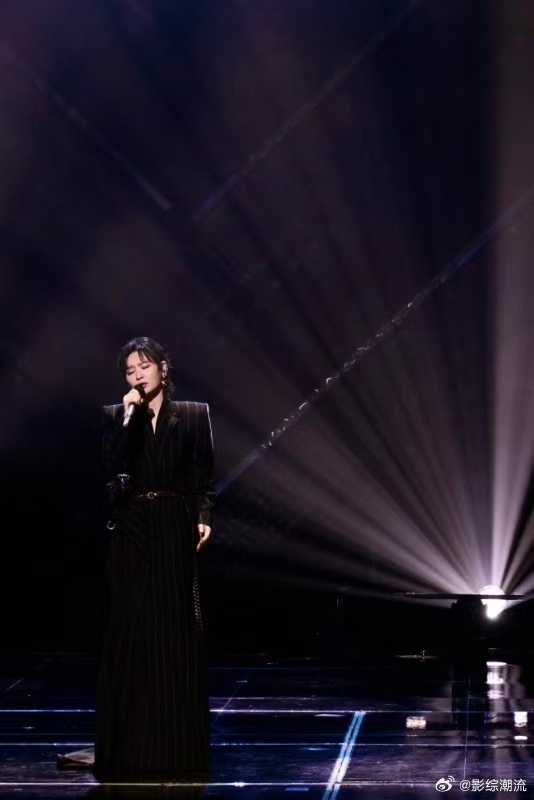 周笔畅邓佳鑫别碎在舞台上了 这首歌的氛围感直接拉满，两个人的声线一搭，那种克制又