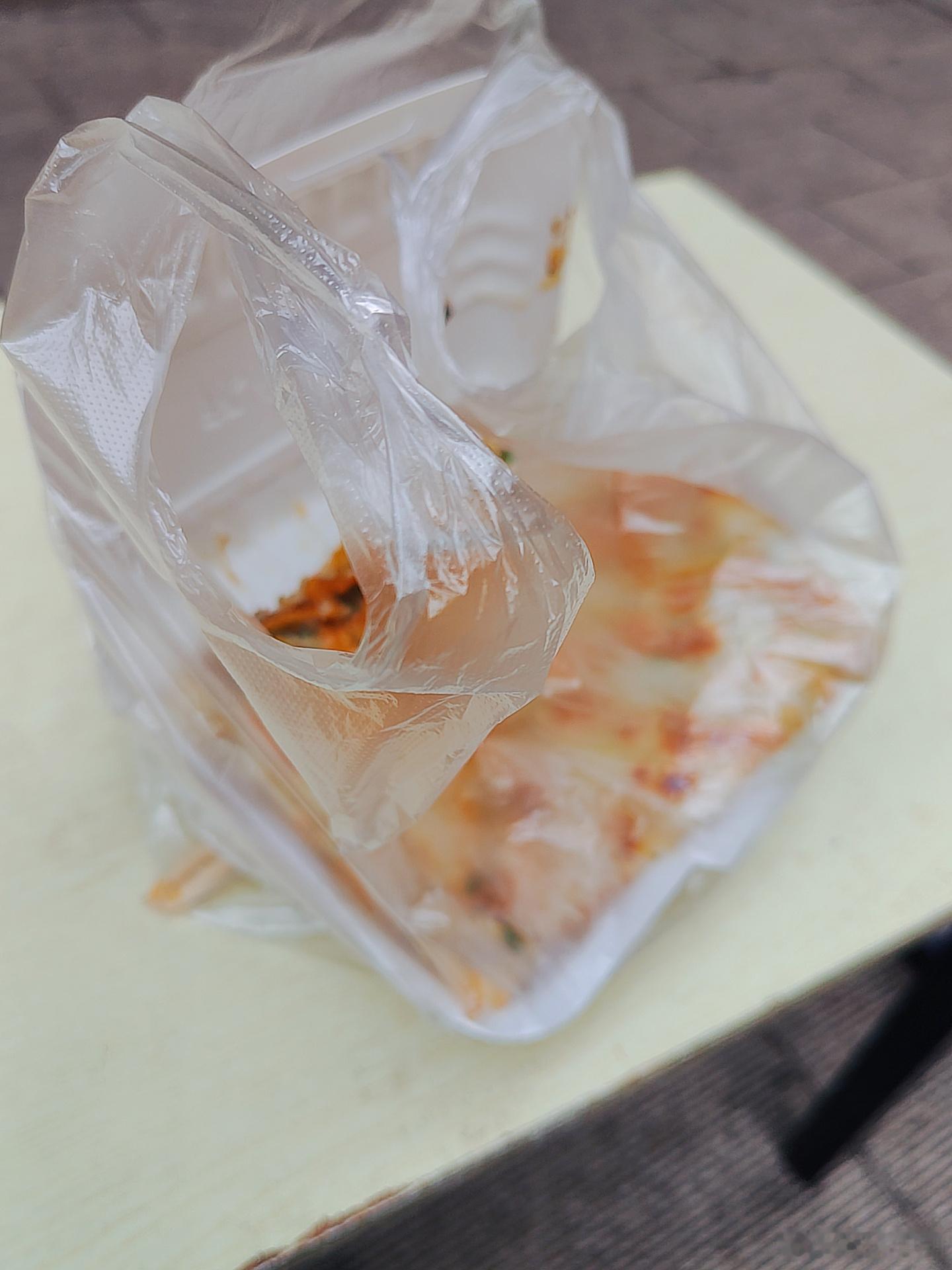 早上好，秋风凉爽。广场散步两圈，找了个路边小摊，买一份早餐，坐一小会很舒服。 ​