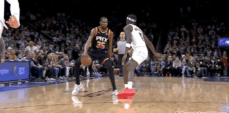 杜小帅这个变向是真的帅气啊！
在NBA这样级别的身体条件下，能把人晃倒那就说明这
