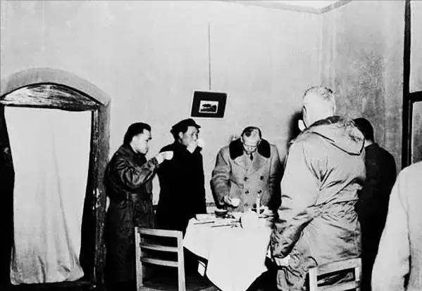 🙏请停留几秒，为伟人点个赞送朵花💐
《永世不忘毛主席》
在历史的长河中，一九