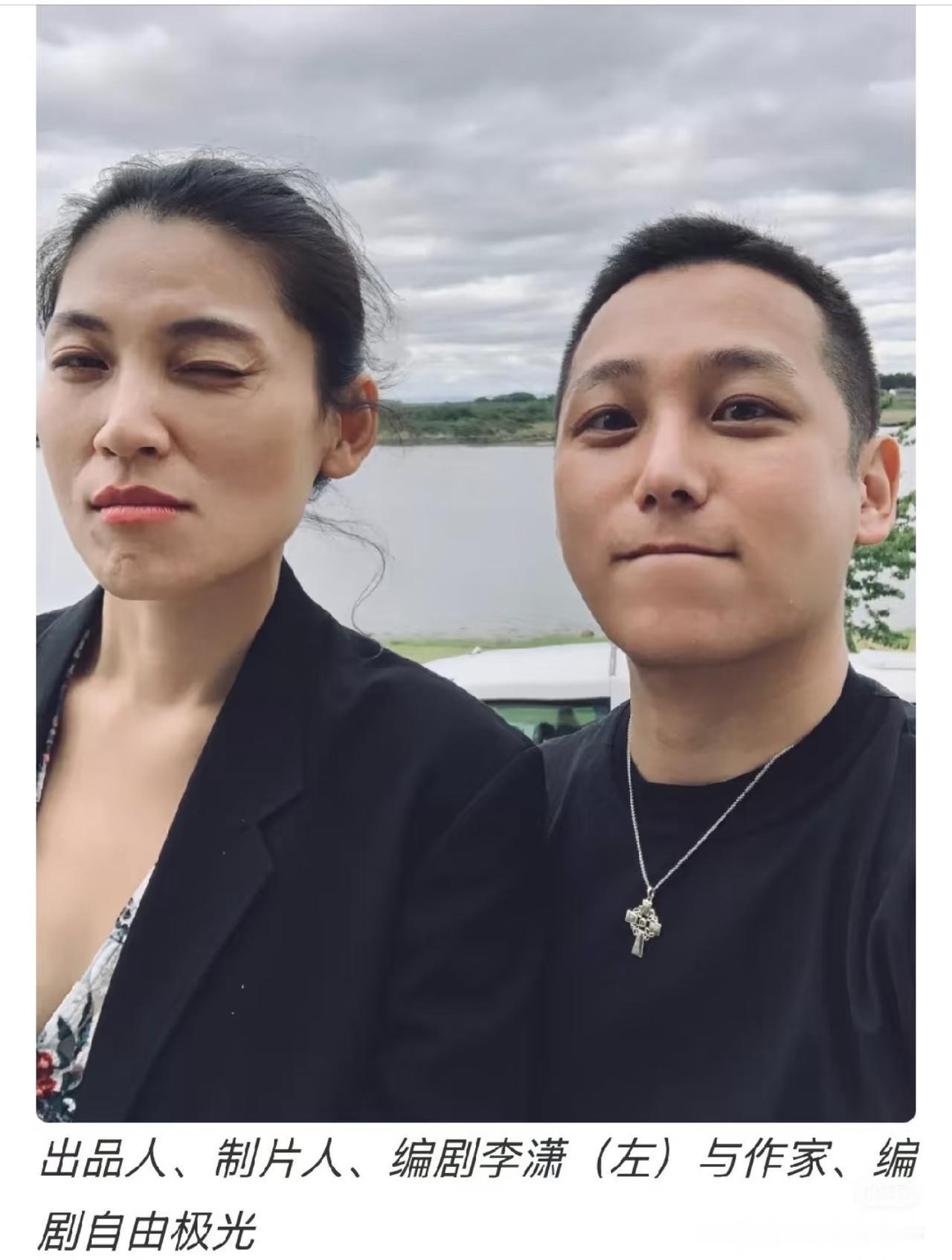 极光光旁边这位可以不简单，

别看她年轻，

有着很多出圈的作品。

像前一阵子