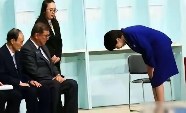 日本右翼最近又翻箱倒柜了——从积灰七十多年的旧档案里抽出一张发黄的纸，指着上面"