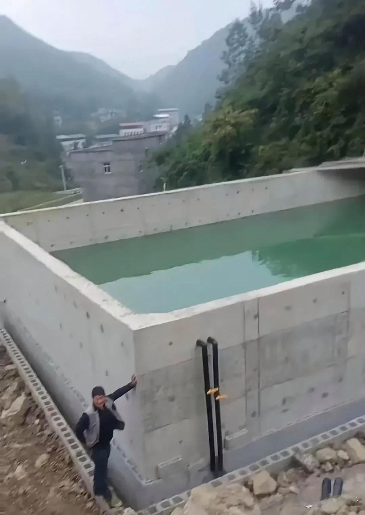 村长真是高手一枚，经他这么一翻新，这水池仿佛被赋予了新生，耐用至数几十年之久 ​