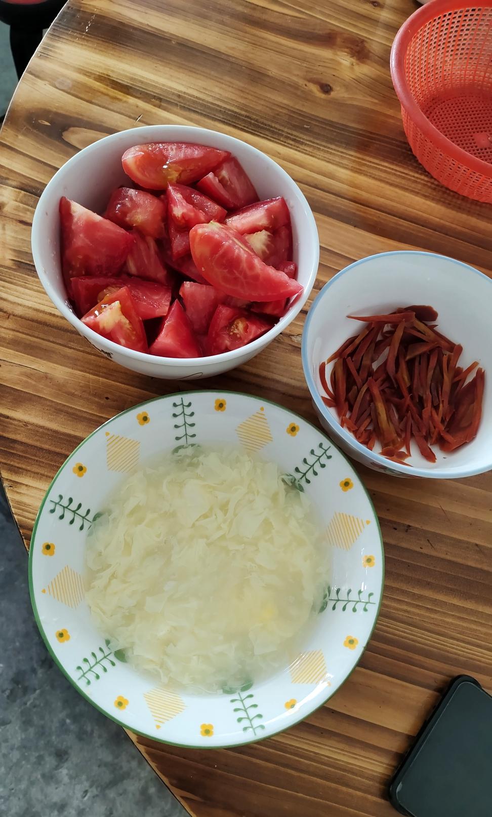 这个季节的西红柿好吃又便宜，七毛一斤，我们买了一筐五十多斤。
我们就两个人，根本