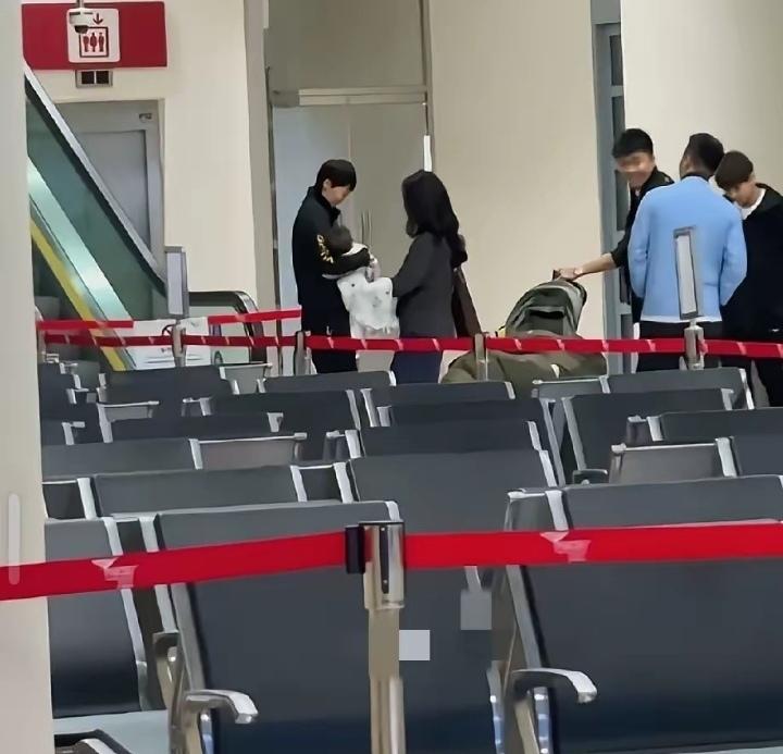 王曼昱人品好人也温柔，在机场抱着粉丝家几个月大的糯娃合影，王曼昱很开心，眼里的笑