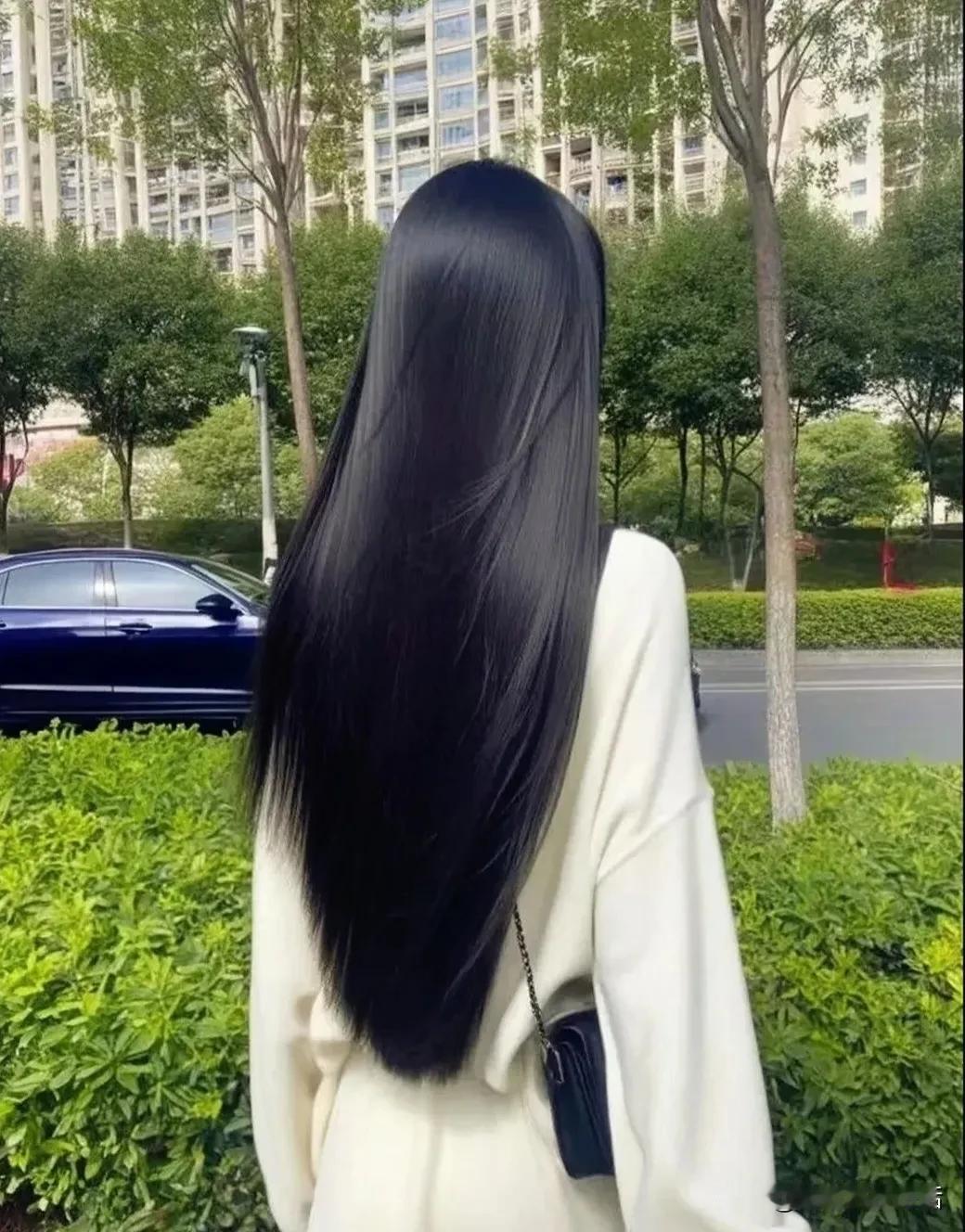 女生一头飘逸的黑发，绝对是能瞬间击穿他们“心理防线”的超强“武器”。这一头飘逸的