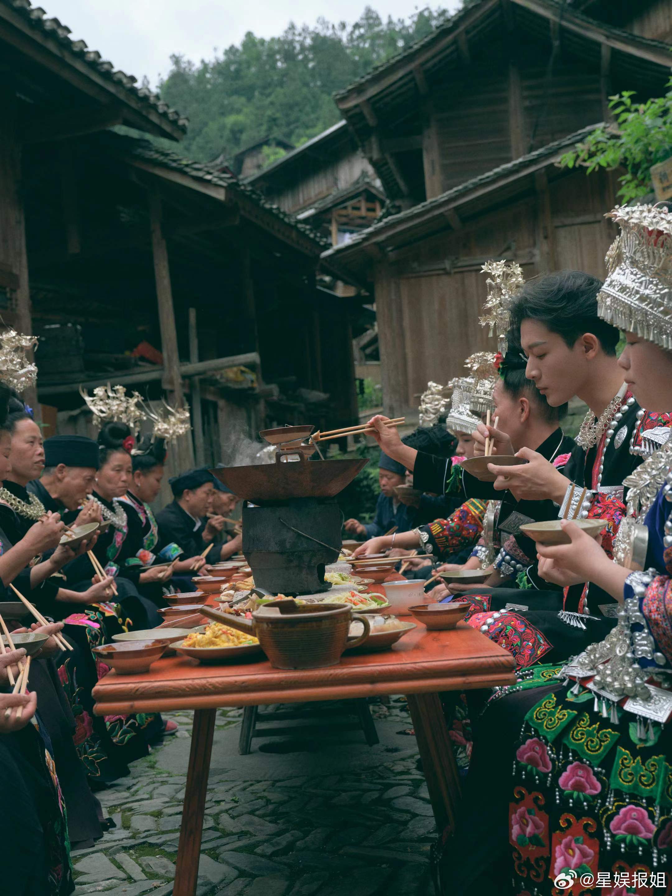 #张晚意苗族造型# 张晚意的上城士苗族大片登峰造极！银饰满身，与村民同席共话，苗