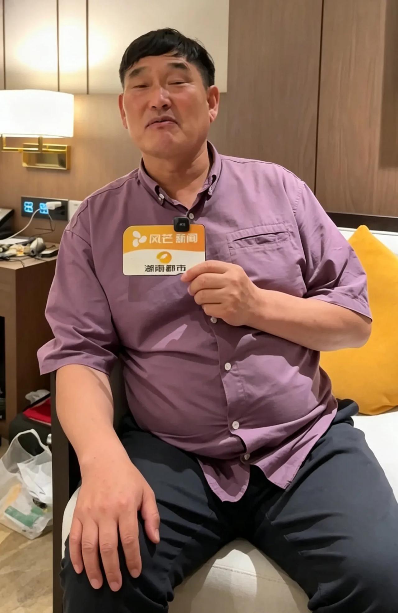 商演不断的大衣哥，为何从不办自己的演唱会？
 不少人都见过大衣哥四处跑商演的视频