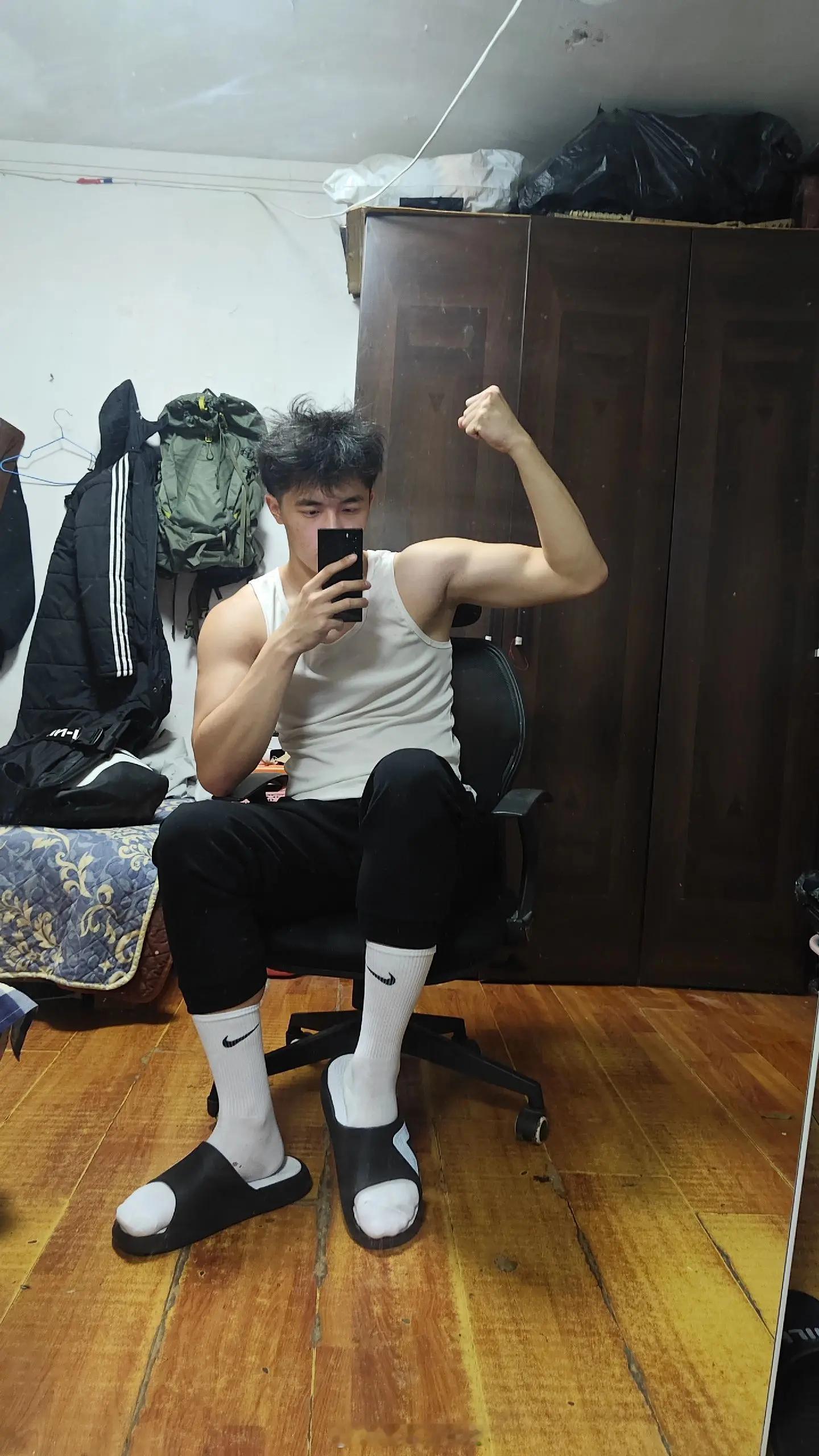 脚好大啊！！！[舔屏][舔屏][舔屏] 