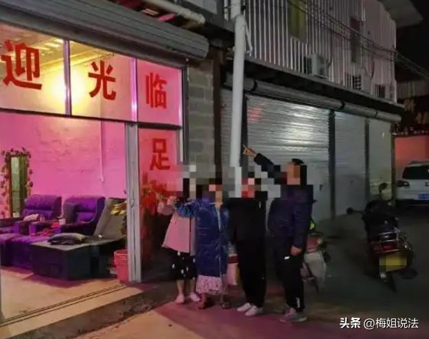 湖南长沙，一男子路经一家足浴店，门口的套餐吸引了他。男子立刻进去点了个按摩套餐，