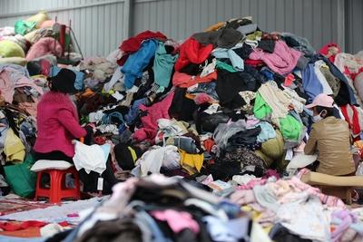 央视实锤！你捐的旧衣服没去灾区，竟被直播间当“大牌尾货”卖天价？
 
家人们，你