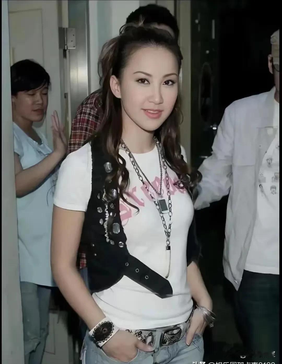 才发现，
李玟年轻时候居然这么美！
红颜搏命，
真是太可惜了！