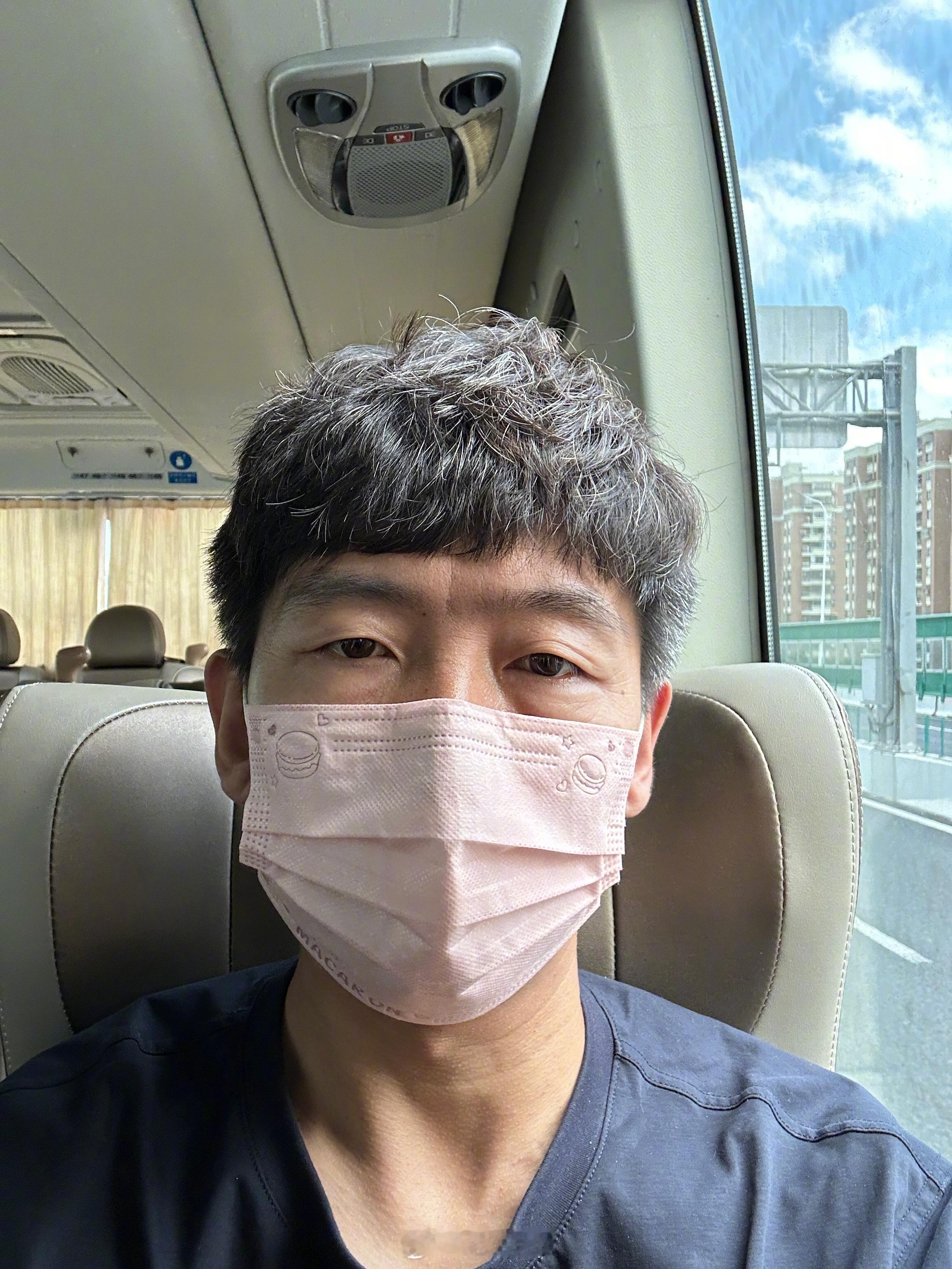 今日OOTD，依旧是粉口罩出行！下午会去参加别克GL8家族车型第200万台交付活