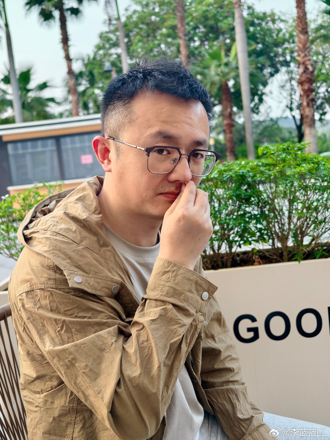 他到底看了啥咱也不清楚，反正我只瞅见他都流鼻血了？ 