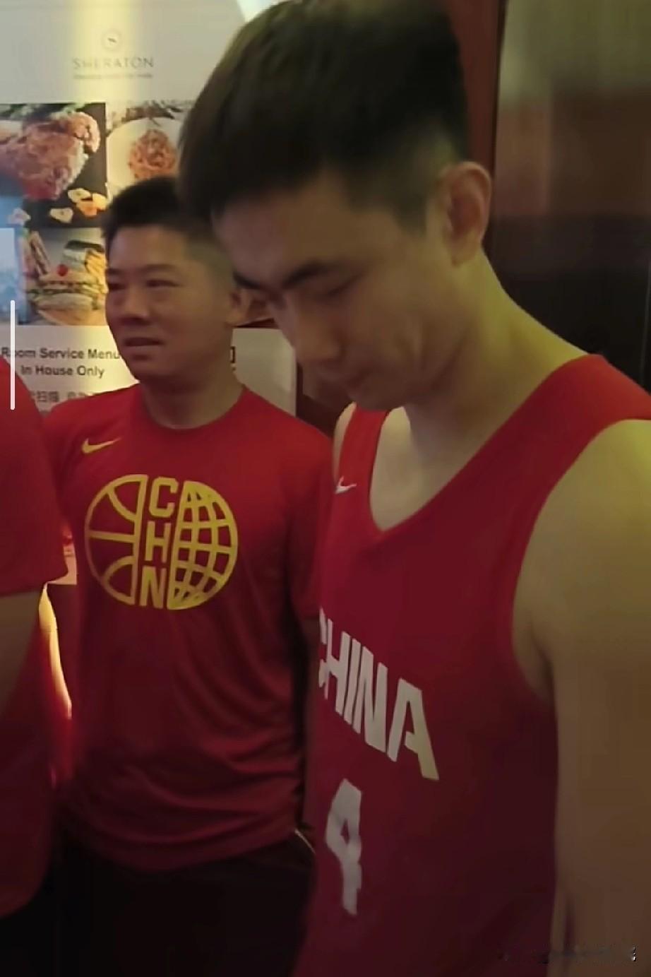 赵继伟挺喜欢孩子的，自己也要加快脚步啊！

中国男篮已经抵达沈阳进行训练，在酒店