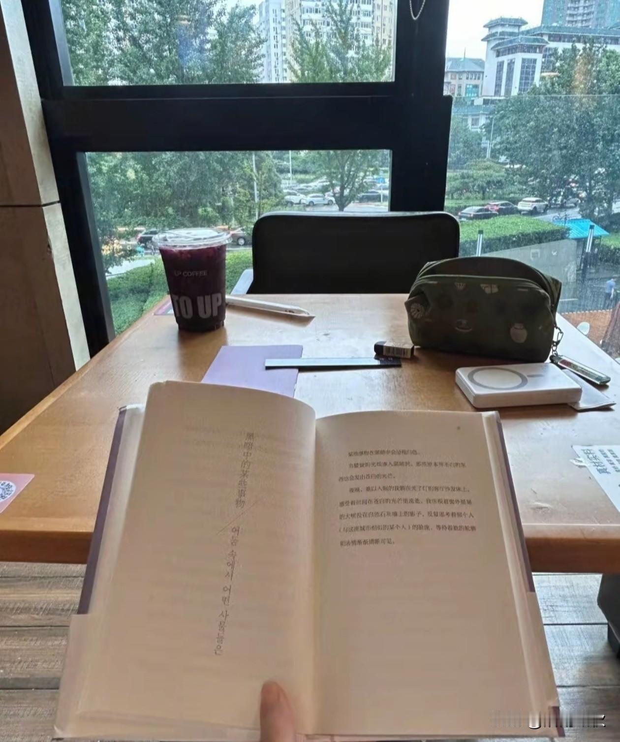 落难的时候，不要麻烦任何人，
站起来的时候，不要联系任何人。
越是在低谷，越是要