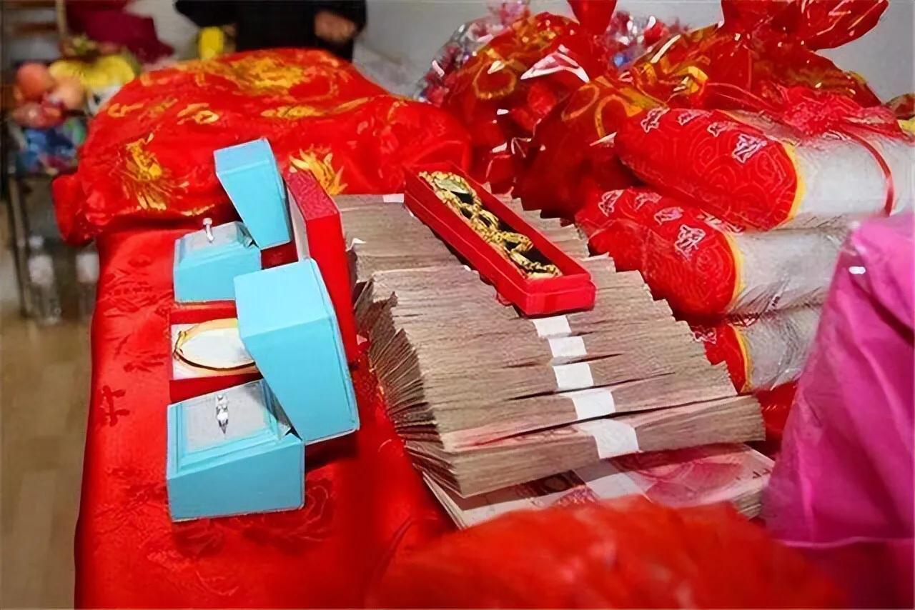 男友对我很好，我俩感情也好，男方父母说彩礼给9999，我说10w，要么8w，因为