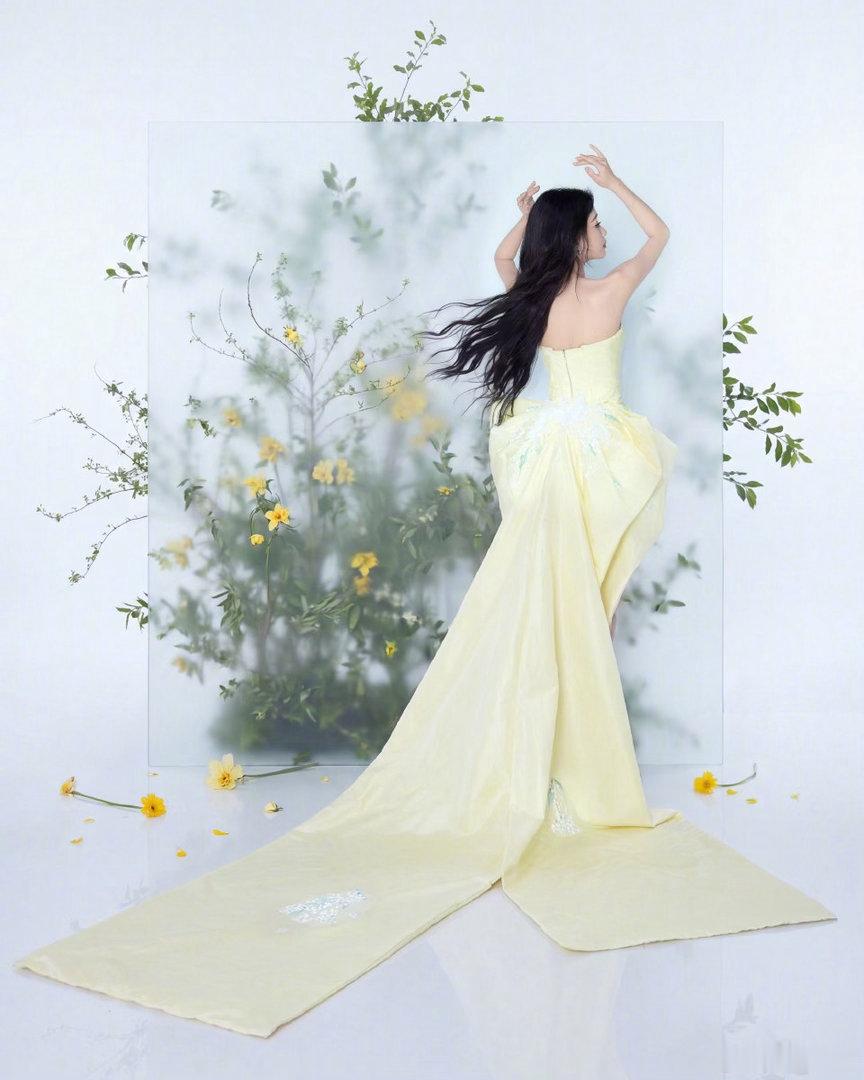 孙怡指纹造型 坐等孙怡《指纹》舞台直播上线！亮眼柠檬黄拖尾长裙灵动飘逸，蓬松温柔