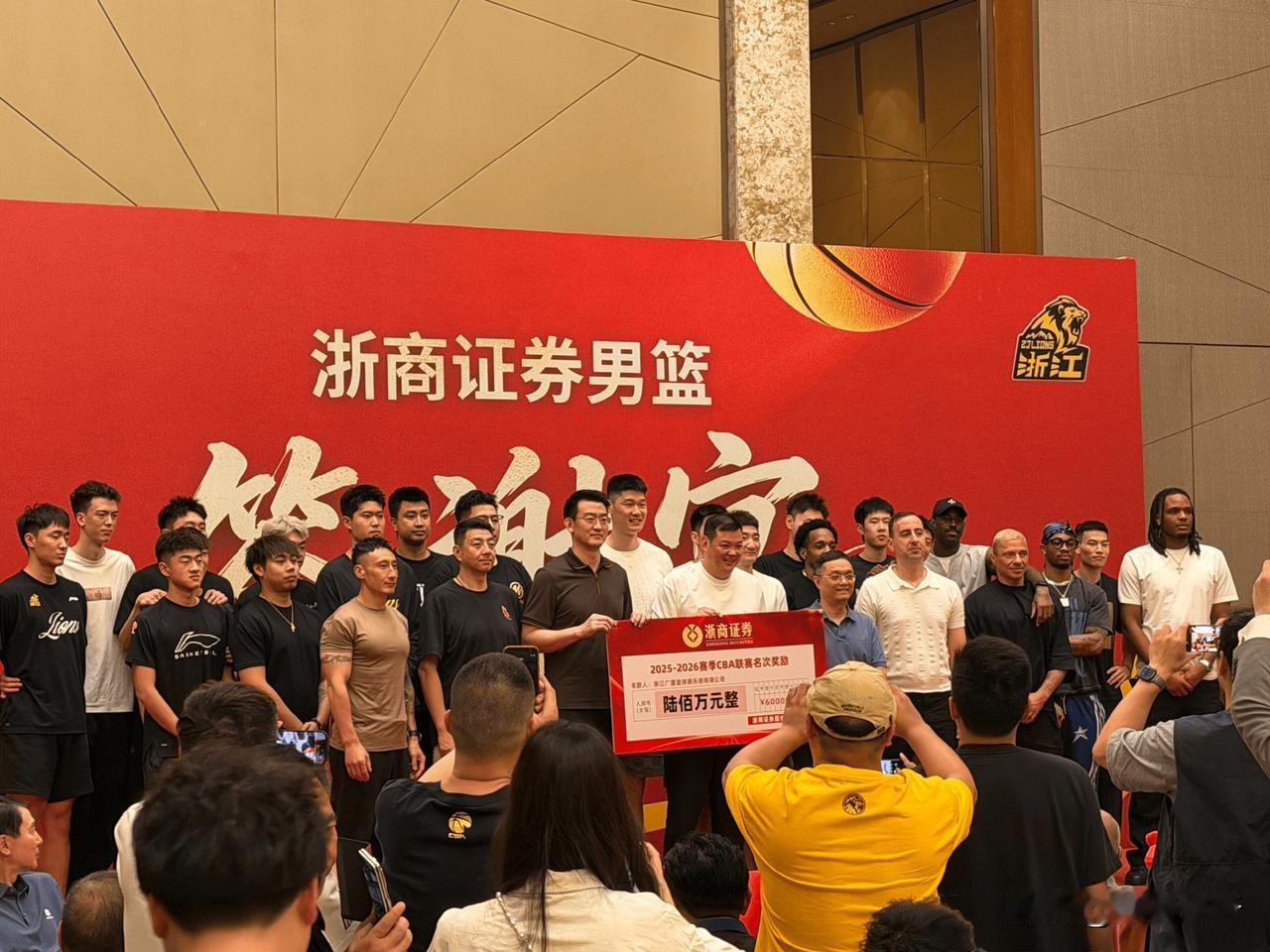 CBA总决赛，广厦男篮大比分1-4不敌上海男篮获得亚军。据媒体人报道：获得本赛季